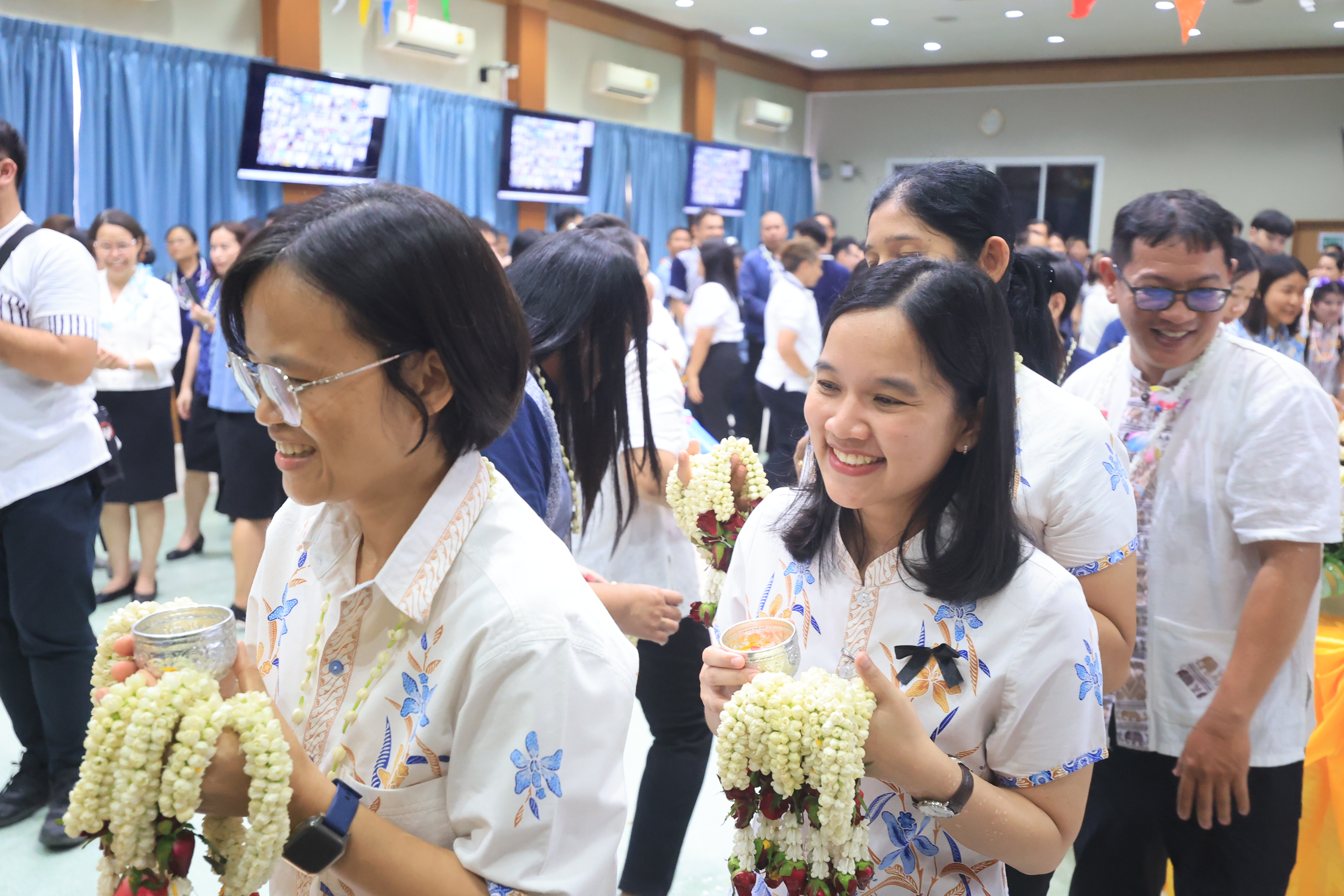title - ชุ่มฉ่ำ! ชาว ส.ป.ก. ร่วมสรงน้ำพระพุทธรูป และรดน้ำขอพรผู้บริหาร เนื่องในประเพณีวันสงกรานต์ ประจำปี 2569 บรรยากาศเต็มไปด้วยความชื่นมื่นชุ่มฉ่ำ